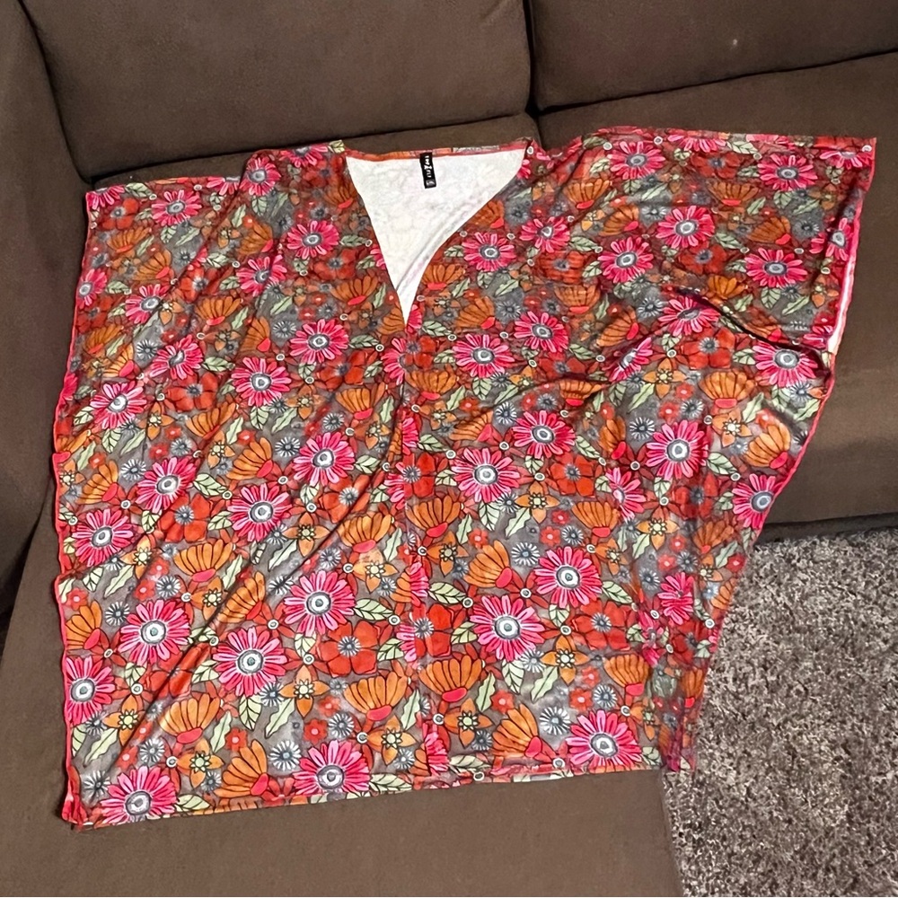 Sz: L/XL
2 Fly
Multi Floral s/s Kimono
Poly/Spandex